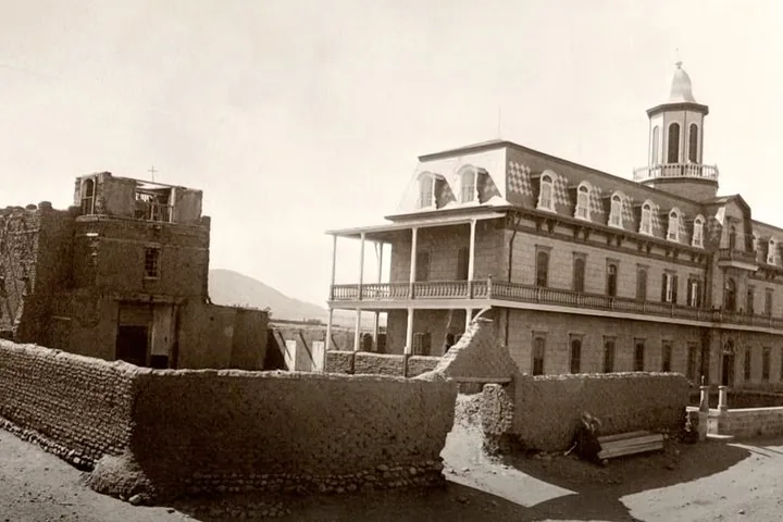 Ein altes Sepia-Foto, das historische Gebäude zeigt, darunter eines mit einer Kuppel.